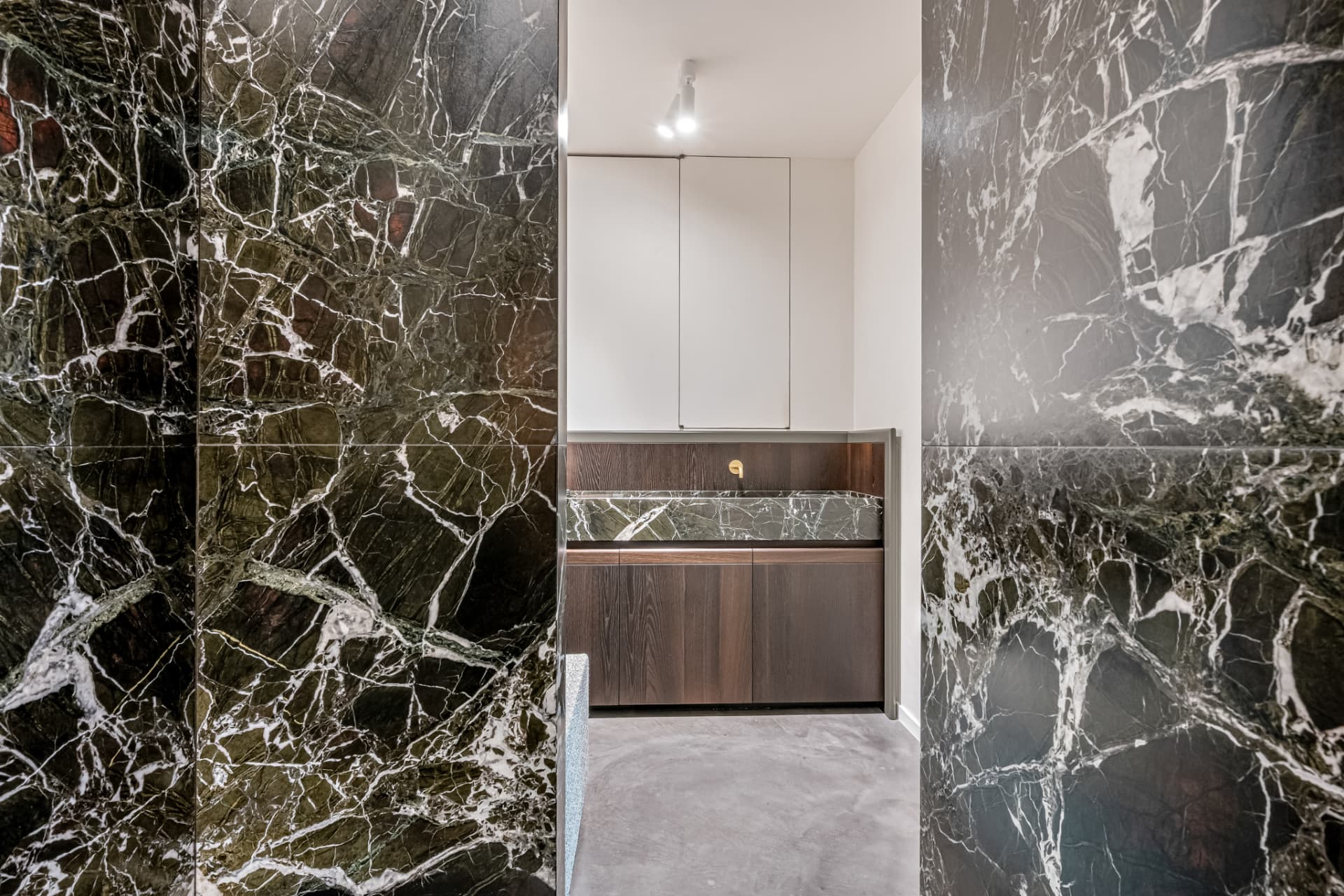 Een lichtrijk appartement met prachtige detaillering.  — beeld 1