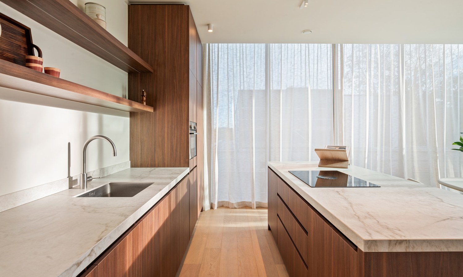 Keuken op maat met eiland in het appartement in de historische villa