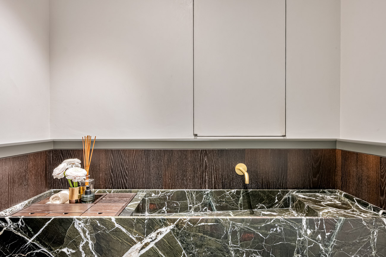 Een lichtrijk appartement met prachtige detaillering.  — beeld 1
