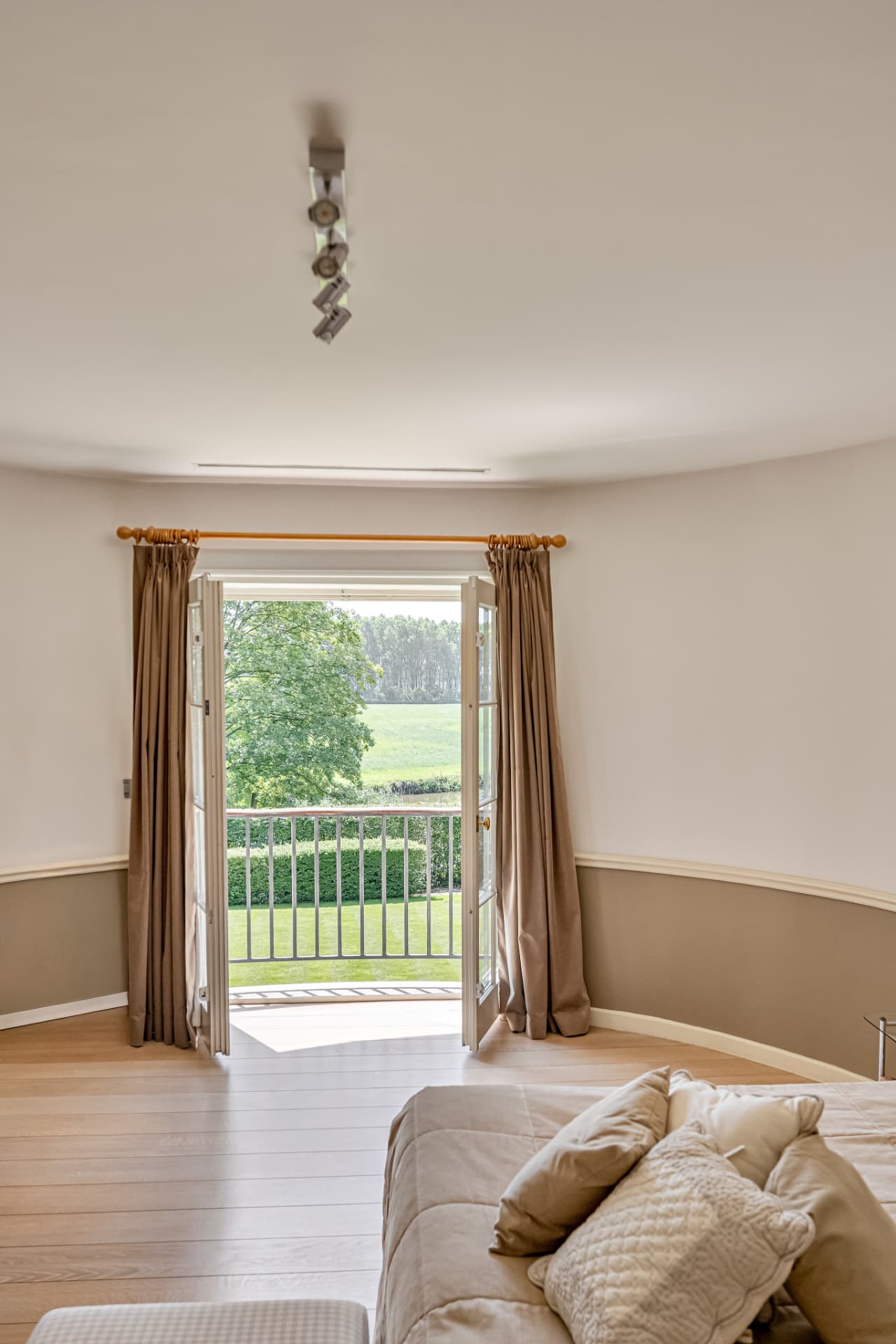 Zes slaapkamers met ensuite badkamers & gastenverblijf