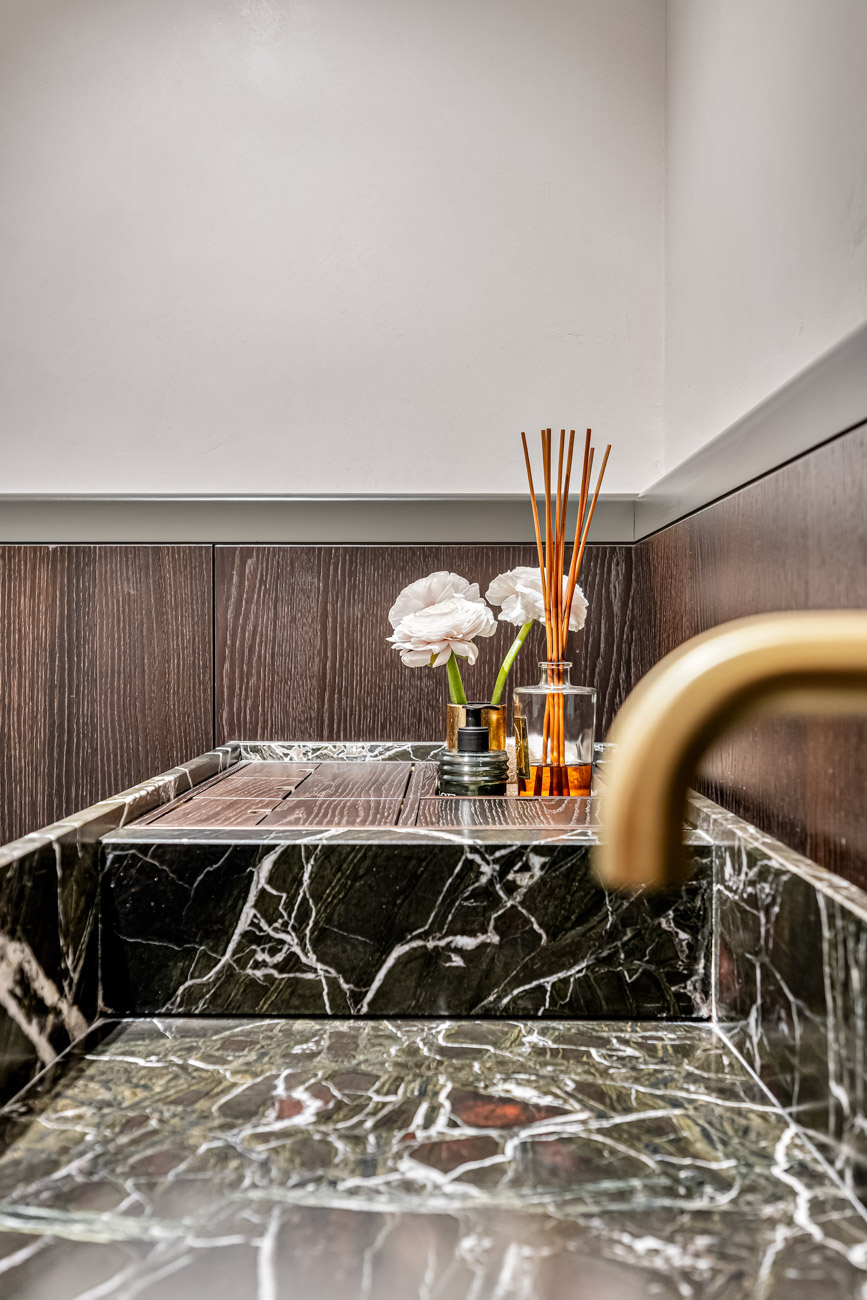 Een lichtrijk appartement met prachtige detaillering.  — beeld 2
