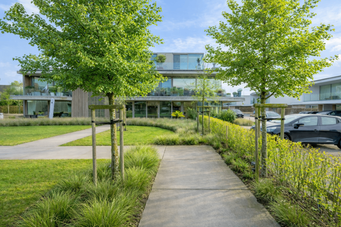 Een lichtrijk appartement met prachtige detaillering.  — beeld 1