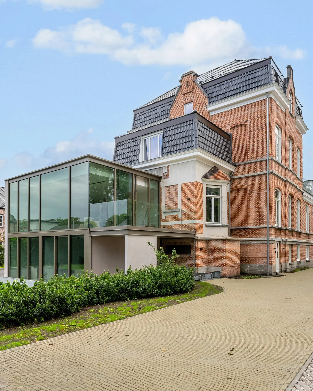 Voorgevel van de historische villa uit de jaren '20