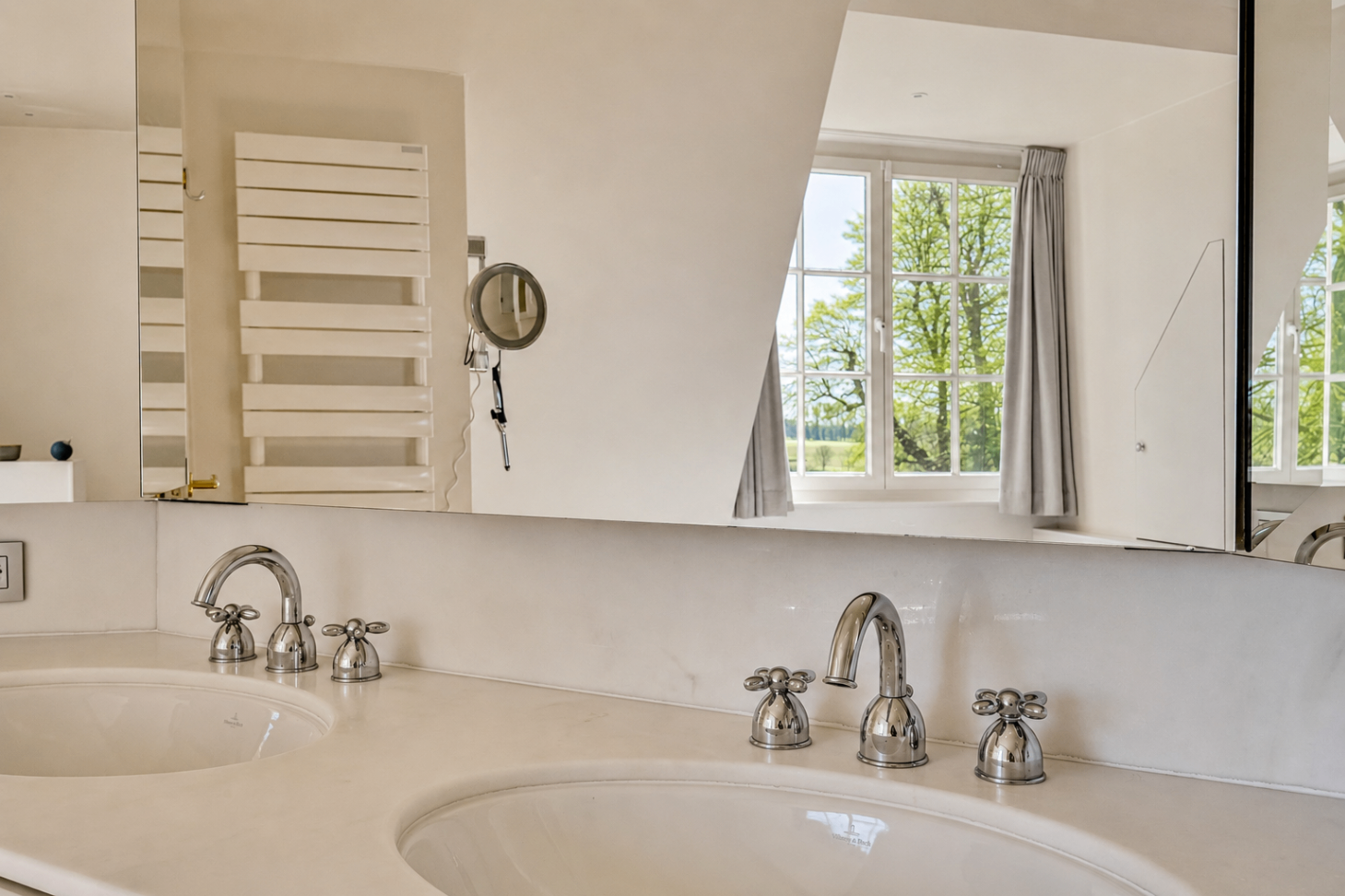 Twee slaapkamers met ensuite badkamers & gastenverblijf — detail 2