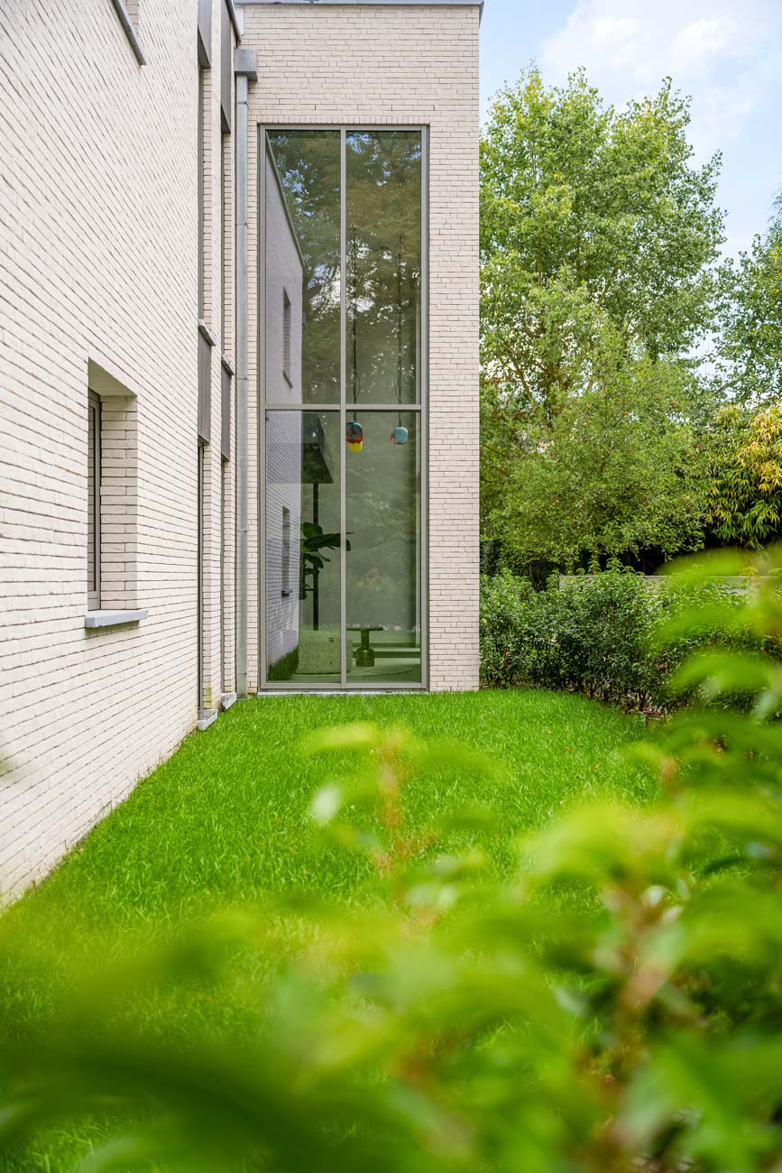 De Blaupoort — gevel met hoog glas en groen