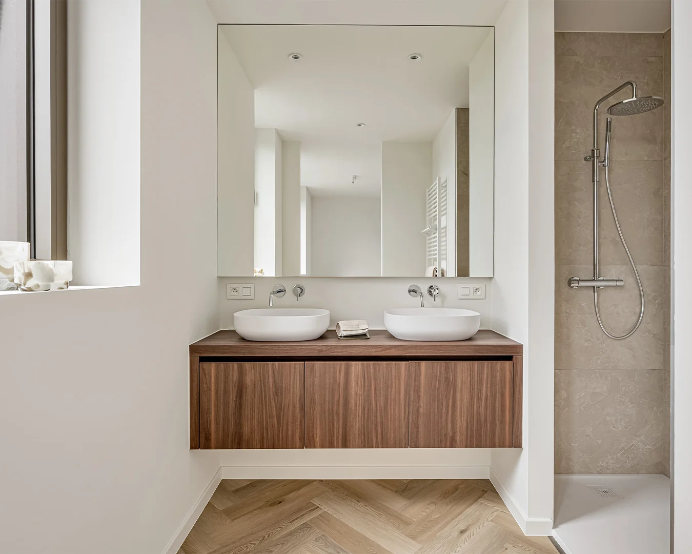 Afgewerkte leefruimte van het modelappartement
